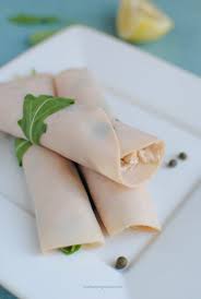 È il momento di sperimentare nuovi piatti a base di scegli tra una vasta gamma di tagli freschi, dalle sottilissime di fesa alle ali, dagli ossibuchi ai colli. Involtini Di Tacchino Con Salsa Tonnata E Rucola Barbie Magica Cuoca Blog Di Cucina