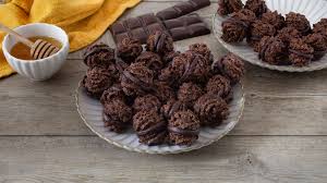 Baci di Alassio: la ricetta dei dolcetti liguri con farina di nocciole e  cacao