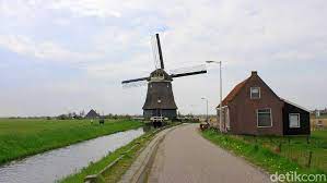 Dulunya, alat ini merupakan sumber tenaga yang menyokong kehidupan di desa zaanse schans. Mengenal Kincir Angin Belanda Yang Kata Jokowi Mirip Di Watang Pulu