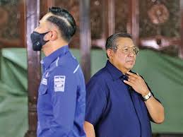 Setelah sby turun takhta, moeldoko memang mendekat ke jokowi. Kubu Moeldoko Sebut Sby Daftarkan Demokrat Ke Haki Atas Nama Pribadi
