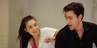Henüz 5 yaşındayken anne ve babası boşanmış ve deniz baysal, annesi ile birlikte hayatına devam etmiştir. Deniz Baysal And Caglar Ertugrul Dating Gossip News Photos
