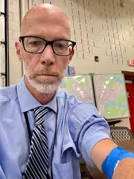 Always give 100% in what you do with the exception of giving blood 😂  kidding aside it's great to see our public elected officials doing their  part to help save lives!!! Thank