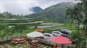 Sore itu, langit solo mendung tebal. Wisata Kuliner Hits Di Karanganyar Makan Dengan Nuansa Pegunungan