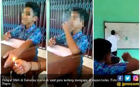 गुरू yang berarti guru, tetapi arti secara harfiahnya adalah berat) adalah seorang pengajar suatu ilmu.dalam bahasa indonesia, guru umumnya merujuk pendidik profesional dengan tugas utama mendidik, mengajar, membimbing, mengarahkan, melatih, menilai, dan mengevaluasi peserta didik. Video Viral Siswa Merokok Di Kelas Saat Pak Guru Mengajar Jpnn Com