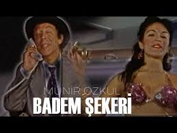 Otogar'da doktor'u göremeyen ayşe hayal kırıklığına uğrasa da onu bekleyen çok büyük bir sürpriz vardır. Badem Sekeri Turk Filmi Full Munir Ozkul Youtube