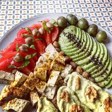 Assiette Healthy Avec De L Avocat Pour Ses Acides Gras Des Olives De La Tomate Bio Bien Mure Du Tofu Aux Herbes Avec Du Curcum Yummy Food Food Videos Food