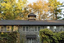 Fall Color Is Starting To Emerge At The Carriage House Photo By Mae Axelrod House Styles Natural Garden Fall Colors