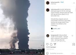 Api membumbung tinggi saat terjadi kebakaran di kompleks pertamina ru vi balongan, indramayu, jawa barat, senin (29/3/2021) dini hari. Hlw Fvp01qgg9m