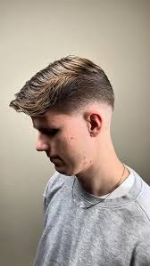 Skinfade with a seamless transition into the top. When the flow is balanced  and the blend is spot-on, the longevity and finish speak for themselves.,  Link i bio til at booke tid, #haircut #klip ...