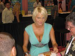 File:Hanna Hilton at Exxxotica Miami 2009 1.jpg - Wikimedia Commons