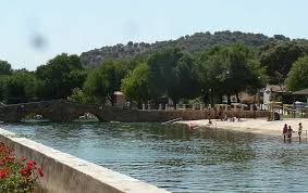 Strand vind je daarom in de stad niet, maar gelukkig is er wel mogelijkheid tot verkoeling en zonnebaden! 2 Hausen Mit 3 Zimmern 500 Meter Bis Zum Strand San Nicolas Del Puerto Sevilla Sierra Norte De Sevilla