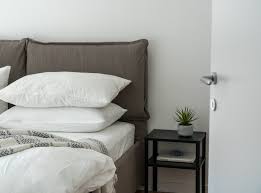 Agar roommies bisa memilih bantal tidur yang nyaman dan sesuai keinginan, ini tipsnya: Ini Tips Memilih Bantal Tidur Yang Nyaman Roomme