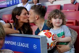 Kieran trippier ретвитнул(а) gary lewis. Tottenham Stars Harry Kane And Kieran Trippier Share A Smooch With Partners Before Champions League Daily Mail Online