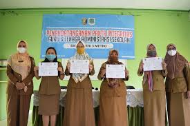 Maybe you would like to learn more about one of these? Penadatanganan Pakta Integritas Guru Dan Tenaga Administrasi Sekolah