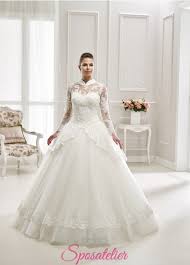 C'è chi sogna l'abito bianco da principessa e chi un abito da sposa originale, chi punta sul bianco e chi sul colore, chi preferisce la sobrietà e chi vuole essere eccentrica anche per il giorno delle nozze.si dice che 'il mondo è bello perché è vario', e anche quello bridal non può essere da meno. Abiti Da Sposa Accollati A Maniche Lunghe E Gonna A Nuvolasposatelier