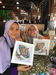 Islomiy qo'shiq, hamdaytish, bag'shlov qo'shig'i kabi, ammo odatda musiqiy asboblarsiz ijro etiladi. Sekolah Menengah Islam Al Amin Gombak Red Pastel C
