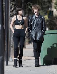 Ellie rowsell (born july 1992), is an english singer, songwriter, guitarist, and lead vocalist of wolf alice. Wolf Alice S Lead Singer Ellie Rowsell Is Engaged To Slaves Frontman Isaac Holman After A Year And A Half Of Dating