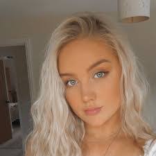 Sarah Renshaw's Instagram, Twitter & Facebook