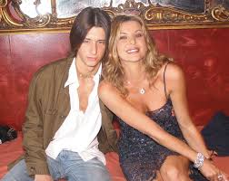 Alba parietti è stata beccata ad ibiza mentre ci dà dentro con i filtri. Biografia Di Alba Parietti