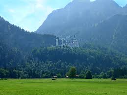 The throne hall includes a huge chandelier in the shape of a royal crown, in addition to depictions regarding the legend of parzival (parisfal) on various walls. The Complete Guide To Visiting Neuschwanstein Castle