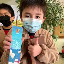 Día del Libro! 📖📚🎉 En Pinares hemos celebrado el día Internacional del  Libro, con variadas actividades: Los alumnos de la Ed. Media, disfrazados  leyeron entretenidos cuentos a los niños de 1° a