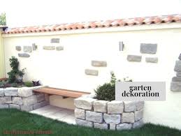 Sitzecke Mit Mediterranem Flair Zwischen Zwei Planzkubeln Aus Sandstein Im Hin Flair Mediterranem Planzkubeln Sandstein Sitz Sitzecke Garten Sandstein