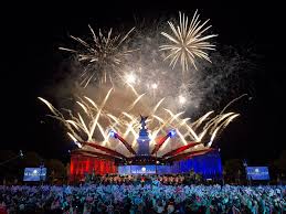 A Fireworks Display Illuminates Buckingham Palace During The Diamond Jubilee Concert Photograph Buckingham Palace Concerts In London Buckingham Palace London