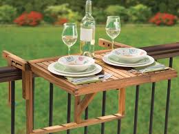 Parmi celles ci, un tutoriel pour fabriquer une table de balcon rabattable. La Mini Table Pliante Parfaite Pour Les Petits Balcons