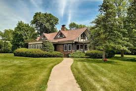 2501 Cass St La Crosse Wi 54601 Home For Sale And Real Estate Listing Realtor Com Old House Dreams La Crosse Prairie Style