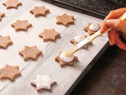 Zimtsterne Rezept So Gelingt Der Klassiker Zimtsterne Rezept Platzchen Rezepte Weihnachten Und Zimtsterne