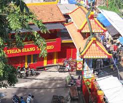 Pasar tanah abang bermula dari permintaan justinus vinck, pejabat kaya voc (kongsi dagang hindia timur), untuk mendirikan pasar di atas kebakaran besar pada 2003 menghentikan aktivitas perdagangan selama beberapa hari. Fenomena Kehidupan Tanah Abang Satu Sentuhan Menggenggam Dunia