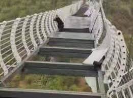 Trovi 50 recensioni imparziali su del ponte bazzi ristorante pizzeria, con punteggio 4 su 5 e al n.2.635 su 8.519 ristoranti a milano. Cina Turista Bloccato Su Un Ponte Di Vetro Spazzato Via Dal Vento Corriere It