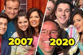The wizards of waverly place gives viewers a look into the lives and loves of three teenaged wizard siblings and their often exasperated parents. Wizards Of Waverly Place Mini Instagram Reunion