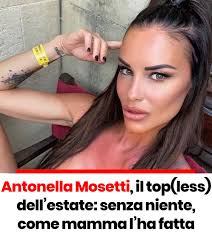 Antonella Mosetti Il Top Less Dell Estate Senza Niente Come Mamma L Ha Fatta Nel 2020 Estate Mamma