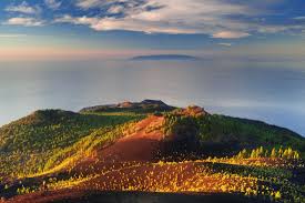 Cumbre vieja volcano lies on the southern third of la palma,canary islands, and rises about 2 kilometers (1.2 mi) above sea level and 6 kilometers (3.7 mi) above the seafloor. Gran Canaria Info Cumbre Vieja