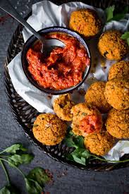 Rote Linsenballchen Mit Ajvar Dip Linsenrezepte Rezepte Essensrezepte