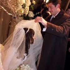 Veiling The Bride Badeken An Ancient Jewish Tradition Dating Back To Biblical Times The Jewish Wedding Ceremony Jewish Wedding Traditions Jewish Wedding
