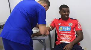 Entregando los premios que dejó el centro médico integral campbell. Joel Campbell Wtf Q Costa Rica