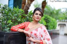 Nayanthara showed her love for prints. South Indian Actress Saree Photos Hottest Saree Pics With Glamourous Show