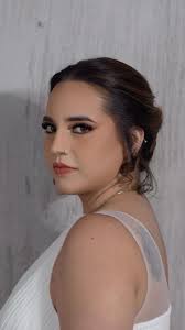 Recogido sutil., Líneas suaves, estructura delicada y equilibrio absoluto.,  Un diseño que enmarca el rostro y eleva la estética nupcial desde la  simplicidad. Gracias por confiarnos tu arreglo en este ...