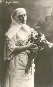 Devastated by the first world war and plunged into political controversy, romania's every hope accompanies its queen on her mission to paris to lobby for international recognition of its great unification at the 1919 peace talks. Omnia Maria Regina A Romaniei