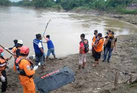 Apalagi durasi puting beliung di tengah waduk pada rabu sore cukup lama. Lmhziruc1oi13m