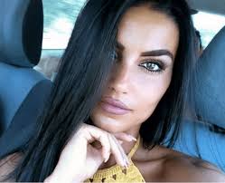 Francesca fialdini è una conduttrice televisiva. Teresa Langella Eta Altezza Peso Capelli Vita Privata Uomini E Donne