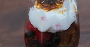 Recette De Panettone Grille Meringue Et Petits Fruits Flambes Zeste Recipe Desserts Ice Cream Food