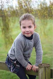Prinzessin charlotte of cambridge strahlt zu ihrem sechsten geburtstag im blumenkleid in die kamera. Prinzessin Charlotte 12 Geheime Fakten