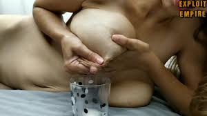 噴出ミルク搾乳ミルクおっぱい塗りつぶしaガラスとともに母乳