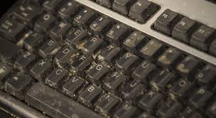Nous avons généralement l'habitude d'entendre parler de nettoyer son ordinateur portable avec des logiciels afin d'optimiser ses performances si votre pc rame et lui redonner du pep's, mais il est également indispensable de régulièrement se concentrer sur l'aspect physique de votre pc si vous ne souhaitez pas le voir se détériorer. 6 Methodes De Nettoyage D Un Clavier D Ordinateur