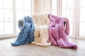 Pour une douce soirée d'hiver au coin du feu, deavita vous proposera quelques bougies, un bon livre et une couverture grosse maille xxl! Adoptez Le Plaid Grosse Maille Pour Un Hiver Cocooning