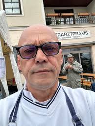 Leopoldimarkt in Stein. Unser berühmter Laberstand. Stand schauen,  herumflanieren und Freunde treffen. Dann eine kleine Jause mit Glühwein und  Punsch genießen