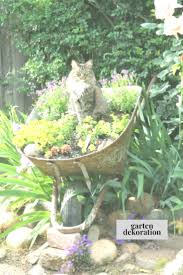 Gartendeko Aus Alten Sachen Rostige Schubkarre Blumenbeet Mit Bildern Blumenbeet Garten Deko Gartendekoration